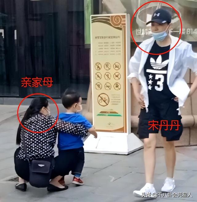 巴图晒全家福，大儿子像宋丹丹，老二像妈妈，网友：摆脱英达基因