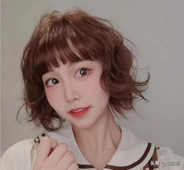 2020最火发型女中短发卷发 中短卷发发型女2020流行发型