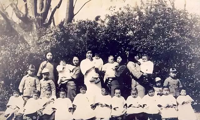 1930年，三子毛岸龙秘密入读大同幼儿园，留下此生唯一的两张照片
