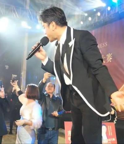 52岁毛宁商演捞金，搂富婆深情对唱，互动卖力被质疑整容