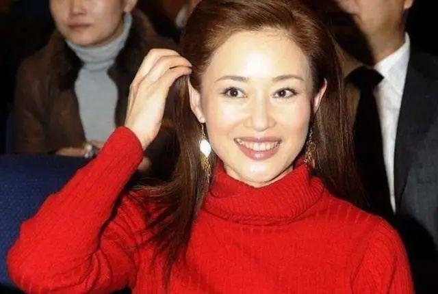 1980年盖丽丽参演电视剧《孽海红伶》,后被北影厂的陈强看中而参演了