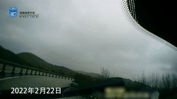 惊魂实拍：小车突然“漂移”撞上大货车，安全气囊全弹了出来！