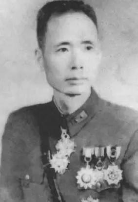 张灵甫小心谨慎，为何还被华野围歼，蒋介石的错误批示是关键