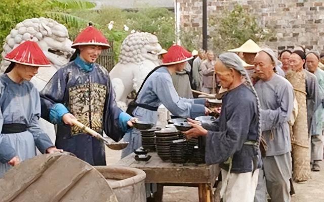 雍正去浙江视察，见大臣亲自给灾民发粥，回京后立刻举荐他升职