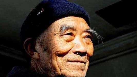 俗语“眉毛一根长，胜过万担粮”，50岁后眉毛变长，意味着什么？