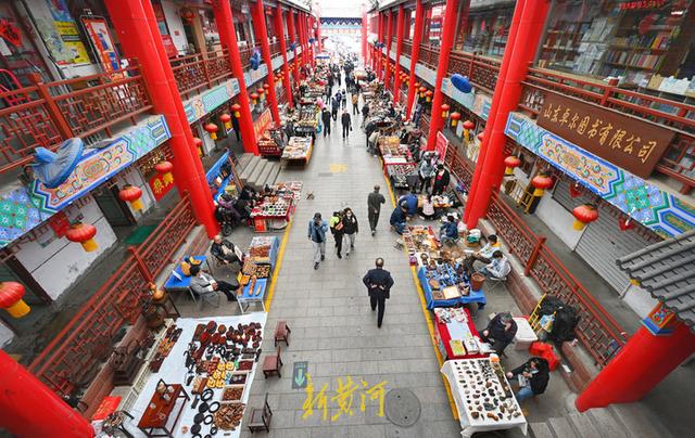 济南英雄山文化市场恢复开放，市民开启逛地摊模式