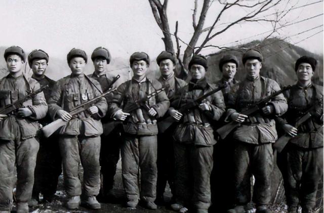 志愿军老兵当农民32年，1984年看报纸回部队，才知老军长一直找他