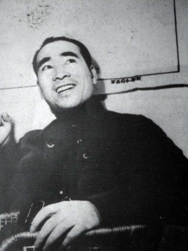45年毛主席赴重庆谈判，龙飞虎两夜假装酣睡，手中的枪一直上着膛