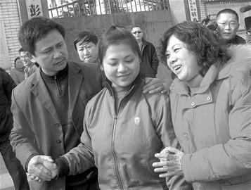 2007年19岁女孩捂死重病妹妹，八旬外婆下跪求情，女孩：我不后悔