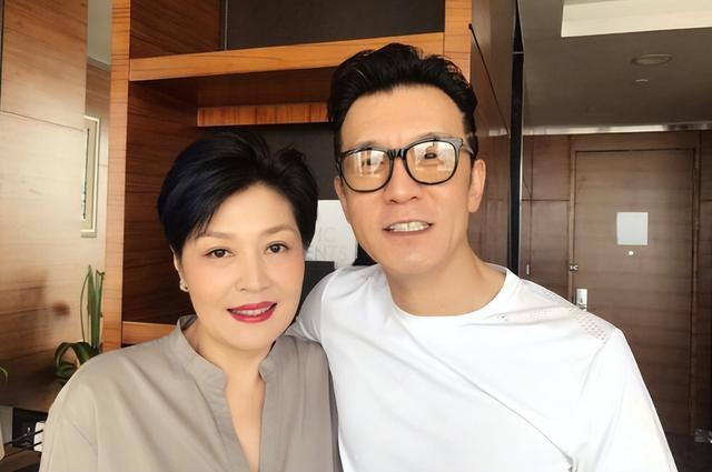 哈文掐点给亡夫庆冥诞，李咏在她心中是永远的少年，瞬间让人泪目