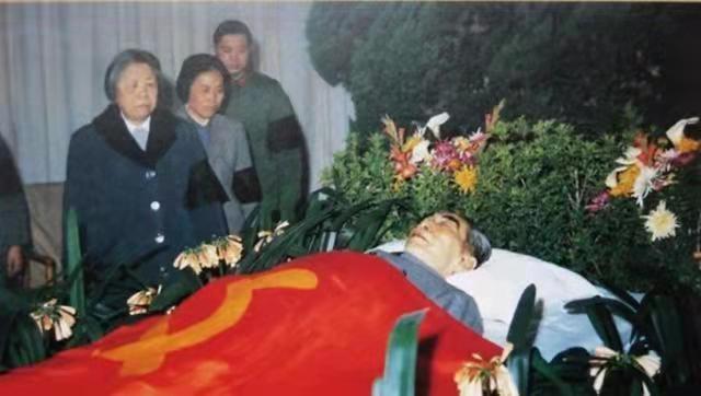 周总理病逝，秘书问毛主席是否参加追悼会，毛主席：我也走不动了