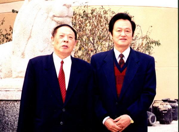 毛主席逝世后，李敏望着守灵人名单，提醒：落下了我的哥哥贺麓成