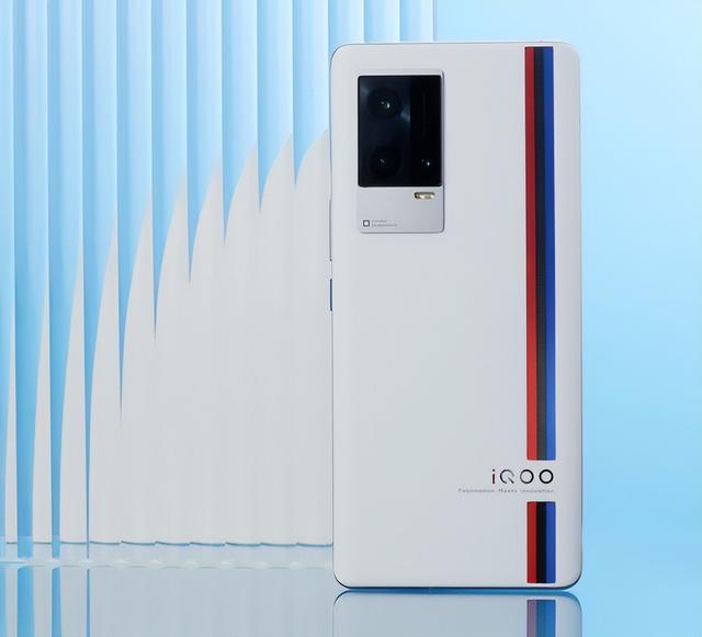 发布八个月下跌1200元，12GB+256GB+120W，E5屏旗舰售价乱套了