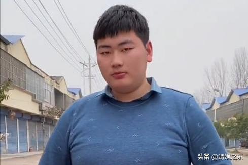朱小伟陈萌现身商场，2人穿情侣装甜蜜依偎，女方一脸憨笑太幸福