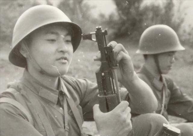 18岁新兵牺牲在老山前线，母亲一夜白头，扶碑痛哭：儿啊，娘来了