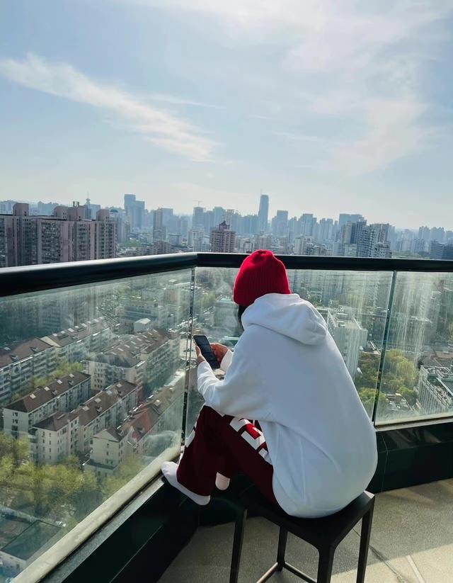 众多明星在上海做核酸！刘嘉玲穿6千卫衣堪比走秀，彭于晏被围观