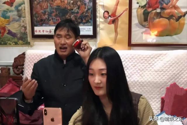 朱小伟陈萌现身商场，2人穿情侣装甜蜜依偎，女方一脸憨笑太幸福