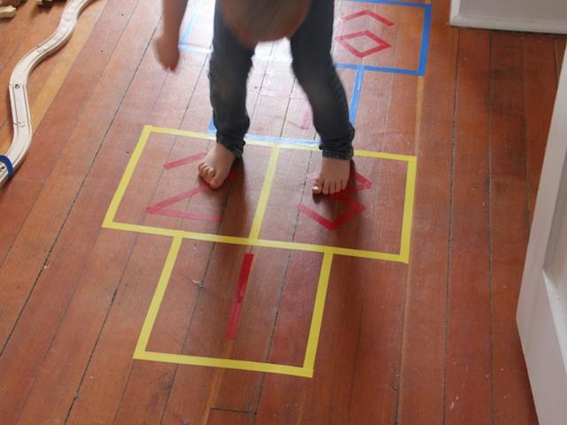 幼儿园 室内亲子游戏_线上课室内亲子活动_疫情期间室内游戏推荐