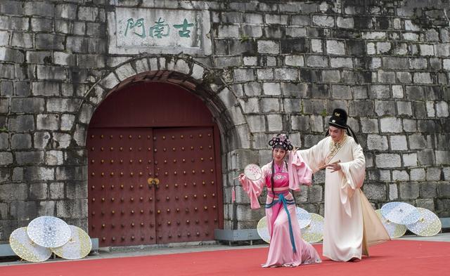 桂林：桂剧、彩调经典片段在古南门实景展演