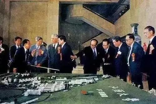 掏空中国帮助英国搞建设？李嘉诚：我赚钱全都捐给了祖国