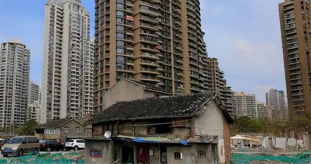 南昌一“拆迁户”，被废墟包围2年成孤岛，业主盼拆迁