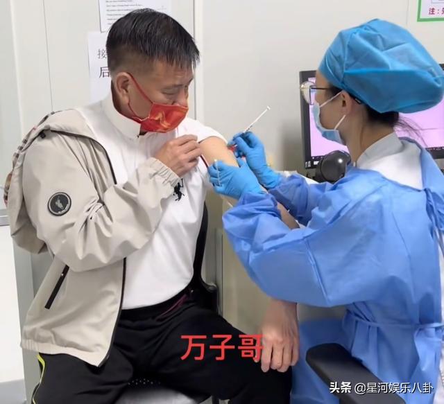 64岁的万梓良打了疫苗，满脸皱纹，两鬓斑白，在湖南住了130万间房。
(图2)