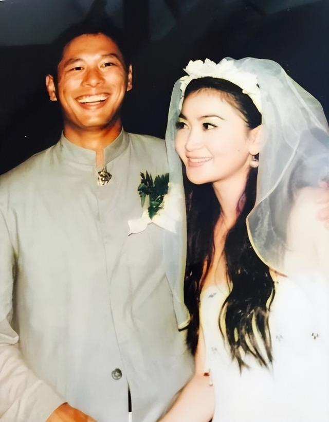 22年后再看温碧霞，我发现她嫁给何祖光是多么幸运。
(图27)
