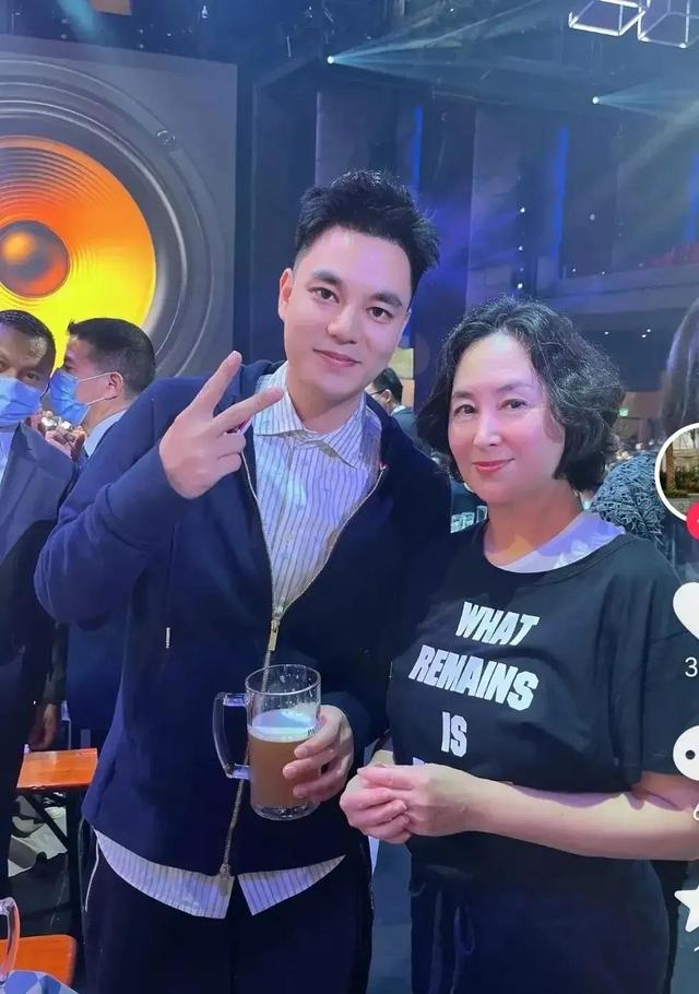 He Chaoqiong's recent New Year photos were exposed. She took a group photo with a handsome young man. Her face was a little rosy. That was because she had just drank wine. Her hair was gray and her eyes were lonely and haggard. It was obvious that she was someone with something o - DayDayNews