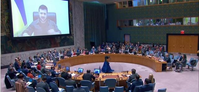 泽连斯基忘乎所以，“神操作”揭开美国老底
