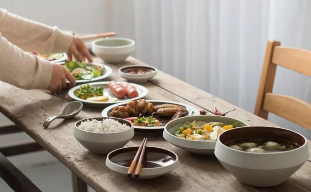 “吃得少，活得久”？饭量越小，衰老速度越慢？听听医生怎么说