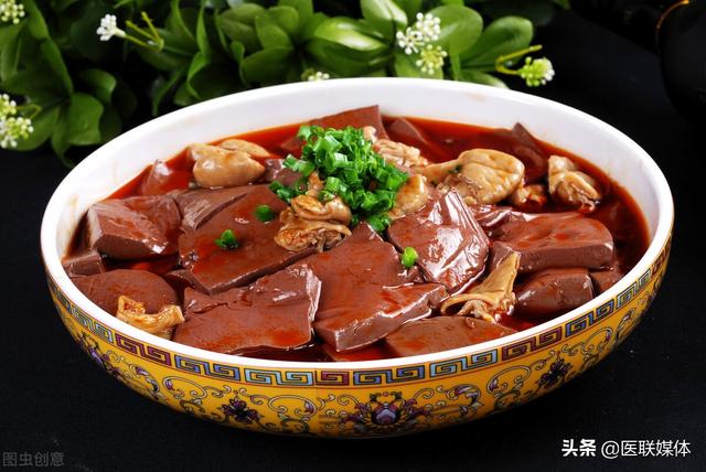 吃猪血后拉出黑便，是在排毒吗？别傻了，留意这2个原因