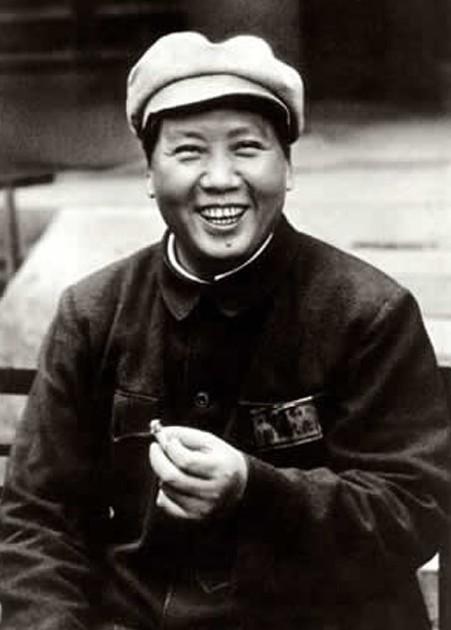 1986年记者偶遇跛脚老汉，看到家中旧照：这不是彭德怀和贺龙吗？