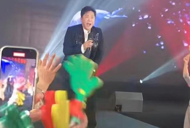 52岁毛宁商演捞金，搂富婆深情对唱，互动卖力被质疑整容
