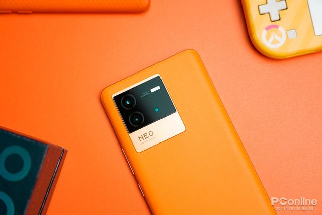 2K价位最好手感？iQOO Neo6经典素皮让你一触难忘