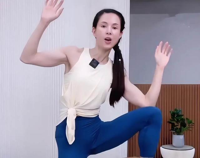 母女隔空互动！55岁李若彤直播间连线母亲，被指继承对方美貌