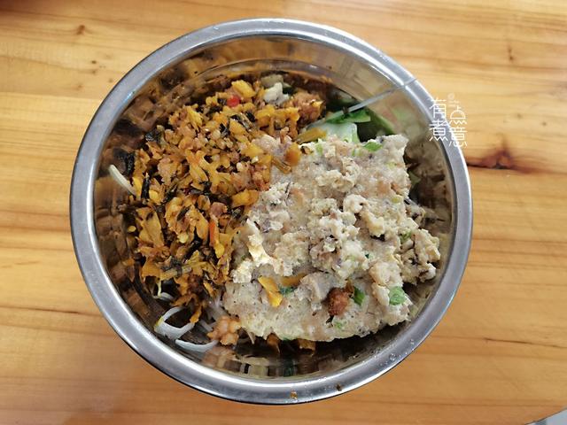 幼儿园老师晒孩子午餐照，家长群沸腾了：这伙食太差了吧，退钱