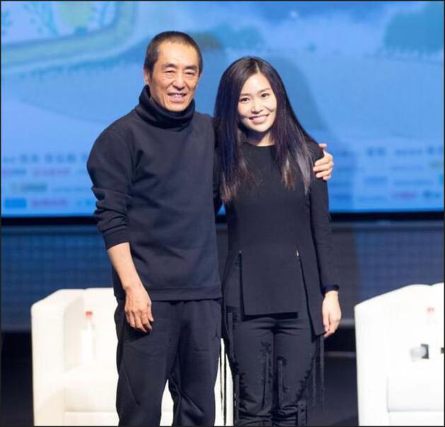 张艺谋岳母：比女婿小11岁无代沟，陪女儿走过“地下”10年无遗憾