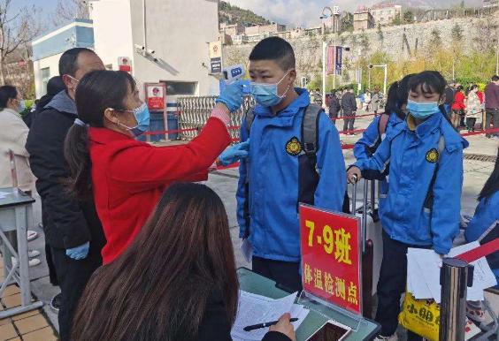 学生临近开学，家长却要“破产”？一张42万元的开学清单引发热议