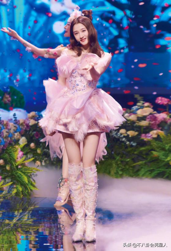 12位女星卫视春晚状态！杨颖唐嫣美得亮眼，关晓彤大长腿厉害了