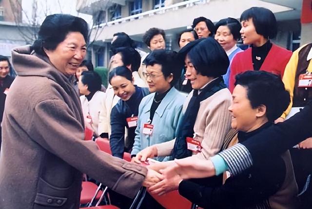 陈慕华：国军少将之女，成为中国第二位女副总理，却也有遗憾