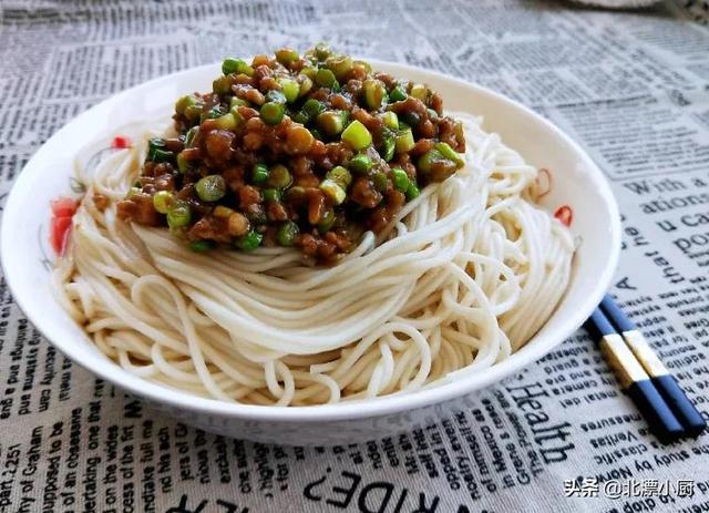 正月初二，别忘开门迎财神，还有“忌3事吃3样”，迎财神过新年