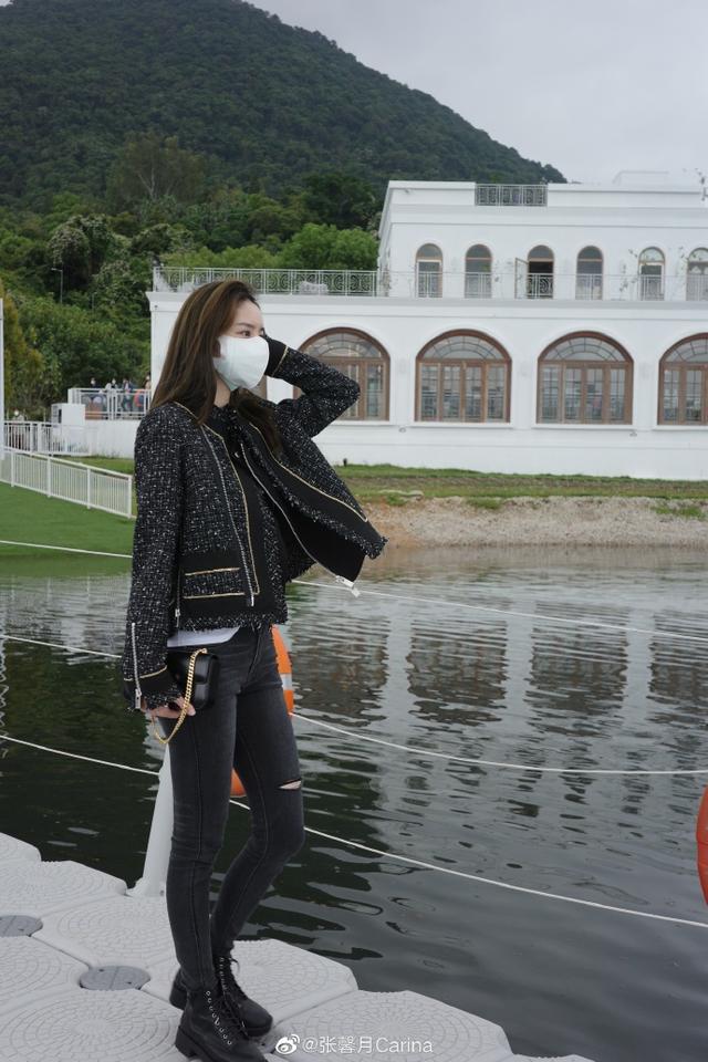 林峯一家三口出游，牵女儿小手小心呵护，与张馨月坐游船登对养眼