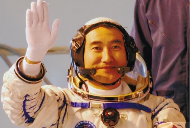 翟志刚回忆“太空漫步”：地球在空中悬着，真怕它飘跑了