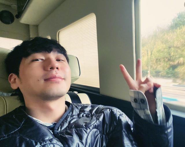 白宇晒自拍比耶,大年初二开工