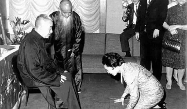 15岁嫁给张大千，相伴25年为他生下8个孩子，40岁为何坚决离婚？