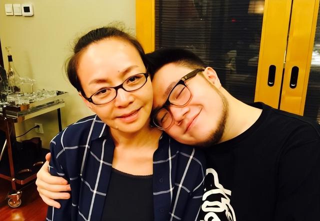 马思纯越陷越深、易烊千玺被骂、张艺谋有喜事，1天7个瓜，太精彩