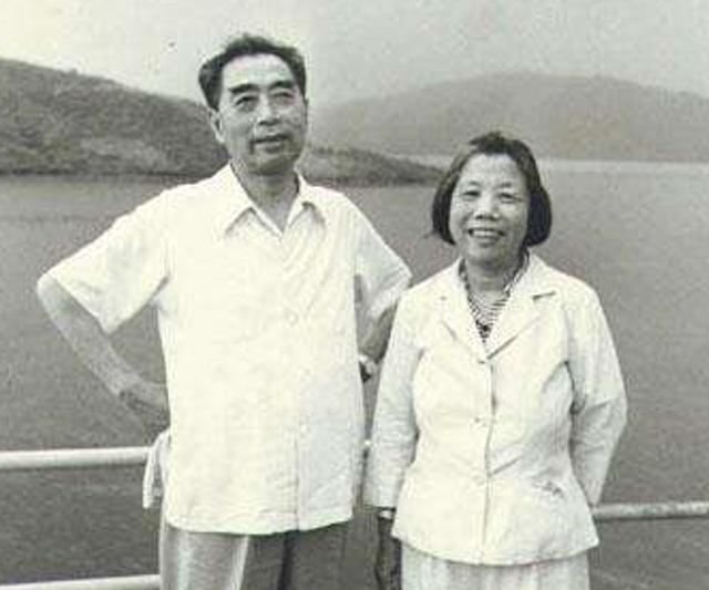56年陈赓大将带一年轻小伙，面见周总理夫妇：你们好好看看他像谁