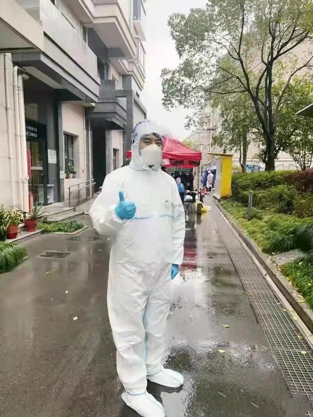 黄晓明低调捐物资，驰援上海首位艺人，还遭网友嘲讽不管家乡