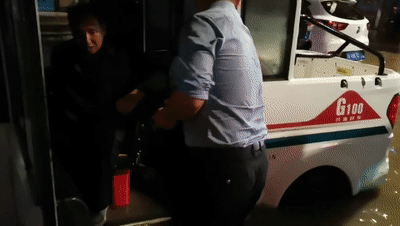 一场暴雨侵袭当阳，他们在暴雨中各种背、各种推、各种抬、各种扶、各种守……