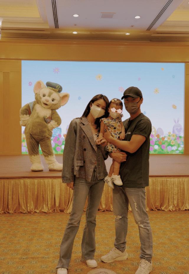 林峯一家三口出游，牵女儿小手小心呵护，与张馨月坐游船登对养眼